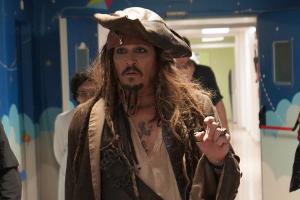 Johnny Depp besucht Kinderkrankenhaus als Captain Jack Sparrow