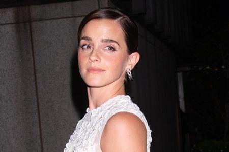 Emma Watson ist nicht die erste, der die große Hundeliebe auf einer Reise begegnete – sie brachte Hündin Sofía aus Mexiko mit und schenkte ein ihr ein liebevolles Zuhause.