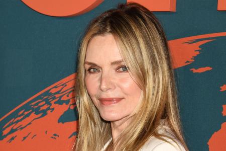 Einst war sie Catwoman, heute rettet sie Katzen – und Hunde: Nachdem Michelle Pfeiffer 2013 die Langhaarkatze Bella Blue adoptierte, kamen danach mehrere Hunde und zuletzt der unwiderstehliche Welpe Dot ins Haus.