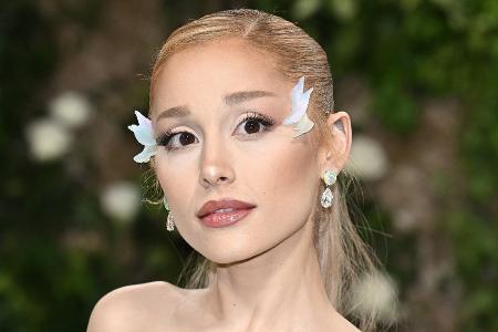 Ariana Grande räumt mit Gerüchten über Schönheits-OPs auf