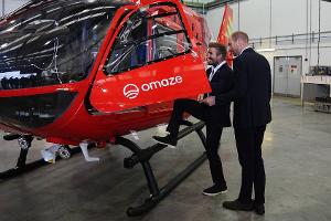 Prinz William und David Beckham inspizieren neue Rettungshubschrauber