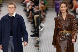 Willem Dafoe und Hilary Swank begeistern auf dem Catwalk in Paris