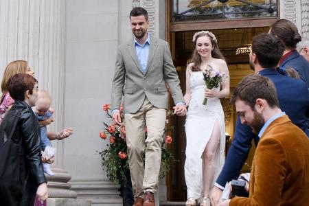 ...zünftig Jubiläum gefeiert, mit 100 Eheschließungen, Erneuerungen von Ehegelübden und Schließungen von Lebenspartnerschaften an einem Tag. Unter denjenigen...