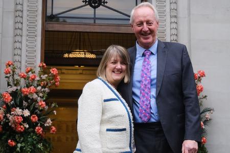 ...die ihren Eheschwur erneuerten waren auch zwei Angestellte des Standesamts: Alison und Mark sagten nach 31 Jahren noch einmal 