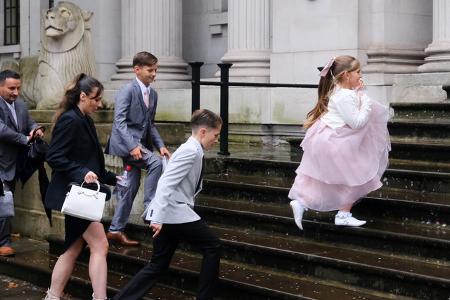 ...schnell wieder ihrer Arbeit zuwenden: In der Old Marylebone Town Hall ging es Schlag auf Schlag, und auch die Gäste hatten es eilig, die berühmten Stufen hinaufzukommen.