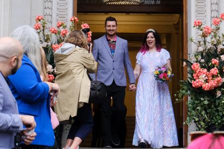 Sally und Kris waren eines der 100 Paare, die sich einen begehrten Termin am Jubiläumstag gesichert hatten. Damit alles glatt lief, wurden pro Zeremonie 20-30 Minuten eingeplant, an die sich alle Teilnehmenden halten mussten.