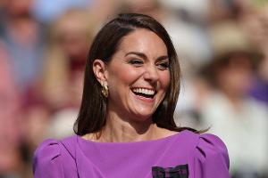 Prinzessin Kate umarmt auf Schloss Windsor krebskranke Teenagerin
