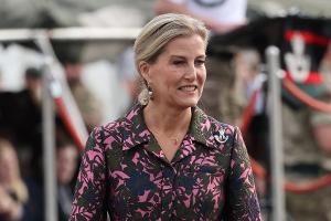 Herzogin Sophie verleiht Auszeichnung an ein Pferd und zwei Hunde