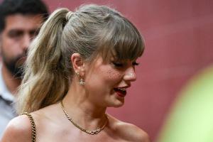 Spiel der Chiefs: Taylor Swift überrascht mit Glitzer-Sommersprossen