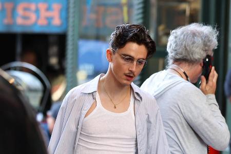Timothée Chalamet: Ohne Wuschelkopf und mit Schnurrbart am Filmset
