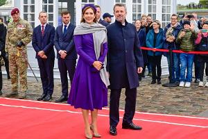 König Frederik und Königin Mary: Zur Begrüßung trägt sie Purpur