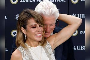Verliebter Auftritt: Richard Gere und seine Frau gehen auf Tuchfühlung