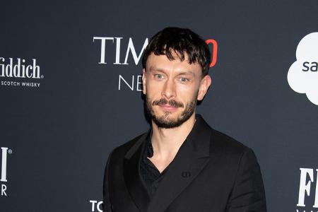 Richard Gadd wurde mit 'Rentierbaby' über Nacht zum Star, der Netflix-Serie, in der er seine eigene Missbrauchs-Geschichte verarbeite. Sein Mut werde auch anderen Missbrauchs-Opfern Werkzeuge in die Hand geben, ihre Geschichten zu erzählen.