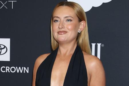 Comedienne Amelia Dimoldenberg wurde auf YouTube durch witzige Promi-Interviews in Imbissen bekannt. Mittlerweile stehen die Stars bei ihr Schlange — 'Chicken Shop Date' gibt es seit 10 Jahren.