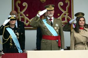 König Filipe und Tochter Leonor stehen im Regen
