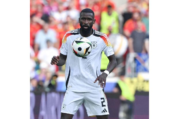 Antonio Rüdiger - Note: 2,0 - Sicherte klug nach hinten ab und überließ Schlotterbeck den aktiveren Part in der Defensive. Führte deshalb weniger Zweikämpfe, löste aber viele Situationen durch sein aufmerksames Positionsspiel. Im Spielaufbau zudem immer wieder mit starken Diagonalpässen.