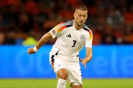 Waldemar Anton (ab 82.) - ohne Bewertung - Sollte mehr Robustheit auf den Platz bringen. Trat Hato in der Nachspielzeit tatsächlich noch einmal heftig um und löste damit eine Rudelbildung aus. Das nahm immerhin Zeit von der Uhr.