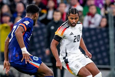 Serge Gnabry - Note: 3,0 - Kam auf der rechten Seite mitunter ins Tempo und stellte die Oranje-Abwehr dann vor echte Herausforderungen. Erkannte Situationen zudem meist früher als andere und erkämpfte so viele freie Bälle. Seine finale Aktion war aber zu unbeständig, Torgefahr entstand bei Gnabry eher zufällig.