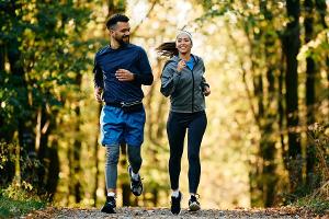 Sportlich fit im Herbst: Das sollte man beachten