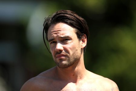 Liam Payne schaut mit freiem Oberkörper in die Kamera