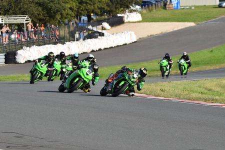 Rennstrecke, MotorrŠder, Menschen, Gras