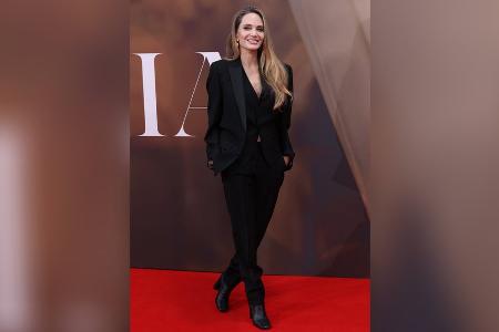 Im eleganten Herrenanzug: Angelina Jolie strahlt in London