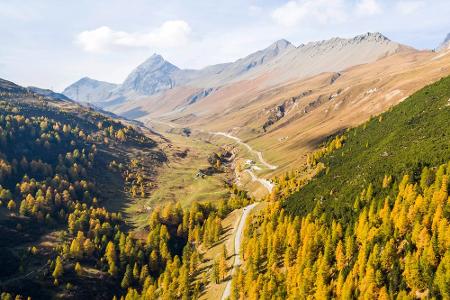 Die Alpenpässe der Schweiz: Majestätische Berge und glitzernde Seen