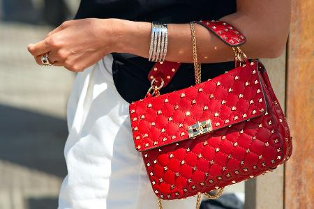 Nieten im Trend: Metallische Ergänzung für jedes Outfit