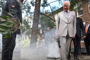 König Charles III.: Traditionelle Räucherzeremonie in Australien