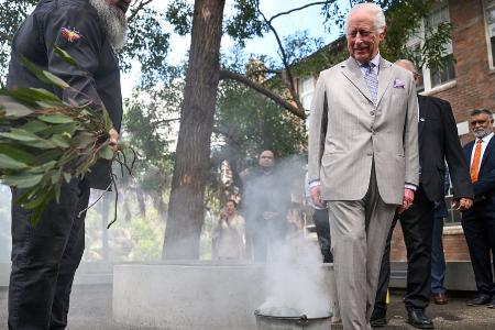 König Charles III.: Traditionelle Räucherzeremonie in Australien