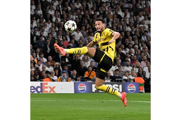 Ramy Bensebaini - Note: 5,0 - Leistete sich auf seiner Seite durchgängig Stellungsfehler und lud Real so ein. War letztlich eine klare Schwachstelle beim BVB. Bei drei Gegentoren ließ er Schlotterbeck im Stich. Dieser Gegner war schlicht eine Nummer zu groß für ihn.