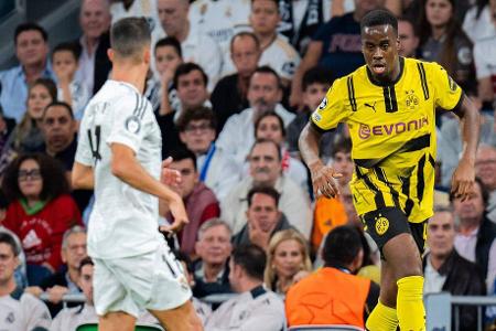 Jamie Gittens (bis 55.) - Note: 3,0 - Traute sich am Ball viel zu. Stellte nach einem konsequenten Laufweg auf 2:0 und gewann dadurch zeitweise an Selbstvertrauen. In der Defensivarbeit hätte von ihm mehr kommen müssen. Musste deshalb frühzeitig weichen.