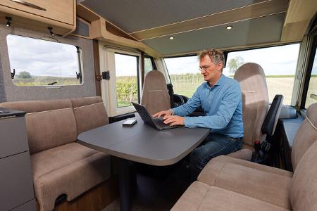 Eura Mobil Integra Line GT, Wohnmobil, Sitzgruppe, Längsbänke