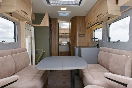 Eura Mobil Integra Line GT, Sitzgruppe, Längbänke