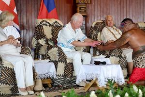 Charles und Camilla: Ganz in Weiß bei Begrüßungszeremonie in Samoa