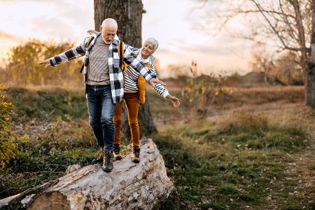 Paar beim Spaziergang