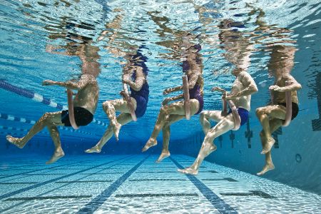 Gruppe bei der Wassergymnastik