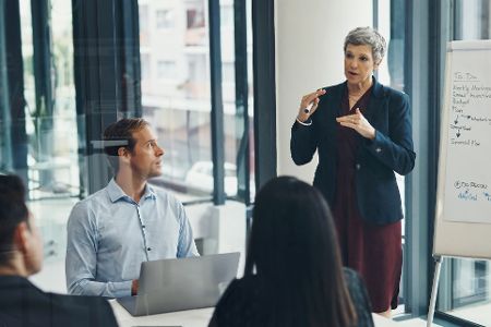 Gruppe Berufstätiger bei einer Besprechung