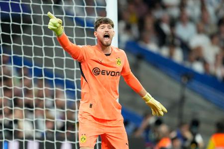 TOR: Gregor Kobel - Note: 2,5 - Verhinderte mit seinen sechs Paraden, dass das Spiel früher kippte. Gerade bei der Bogenlampe von Brandt mit einem sensationellen Reflex. War bei allen Gegentoren ob der unfassbaren Abschluss-Qualität absolut chancenlos. Ein ganz bitterer Abend für den Schlussmann.