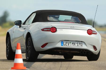 Mazda MX-5 Skyactiv-G 131, Heckansicht, Slalom