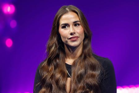 Bitte kein Meniskusschaden! Sarah Engels verletzt sich beim Surfen