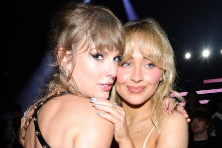 Überraschung: Taylor Swift holt Sabrina Carpenter auf die Bühne