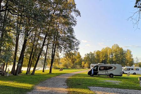 Campingplatz, Caravans, Himmel