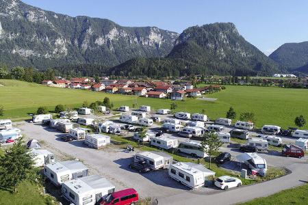 Campingplatz, Caravans, Himmel, Berge