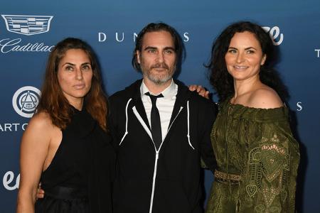 Die Kindheit von Joaquin (hier mit seinen Schwestern Summer und Rain) und seinen Geschwistern war zunächst von der Arbeit seiner Eltern geprägt, die als Missionare der Sekte Children of God viel unter ...