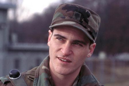 Kreativität wurde in der Familie immer großgeschrieben — alle Geschwister nahmen an Talentshows teil und Joaquin bekam schon mit 10 Jahren einen Jugend-Schauspielpreis.