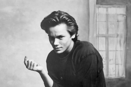 Nachdem er sich Anfang der Neunziger eine Pause von der Schauspielerei gegönnt hatte, ermutigte ihn sein großer Bruder River Phoenix (Foto), wieder damit anzufangen. Doch 31. Oktober kam es vor dem Vi ...