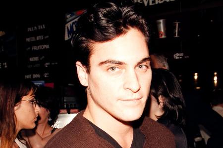 Er verlor seinen Bruder drei Tage nach seinem 19. Geburtstag. Die Aufnahme des Notrufs wurde nach dem tragischen Ende von River Phoenix immer wieder öffentlich abgespielt, was dazu führte, dass Joaqui ...