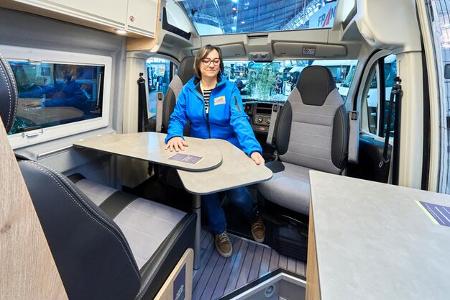 Sitzgruppe, Tisch, Frau