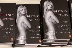 Britney Spears feiert Jubiläum ihrer Memoiren "The Woman in Me"